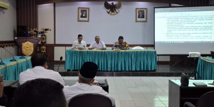 Foto: DIAN/MATA KALTENG - Kasatlantas Polres Kotim AKP Hariyanto saat menghadiri rapat kesiapsiagaan menjelang Idulfitri 2025, 26 Maret 2025.