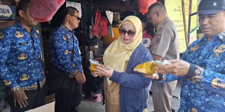 Foto:DIAN/MATA KALTENG - Pemkab Kotim saat cek stok minyak goreng di salah satu agen minyak bersubsidi di Kota Sampit belum lama ini.