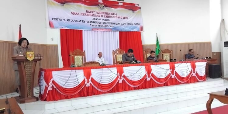 FOTO : DISKOMINFO SANTIK/MATA KALTENG  Wakil Bupati Gumas Efrensia LP Umbing menyampaikan LKPj Bupati Gumas tahun anggaran 2024, dalam rapat paripurna ke-4, masa persidangan II DPRD Kabupaten Gumas tahun 2025, Rabu, 26 Maret 2026.