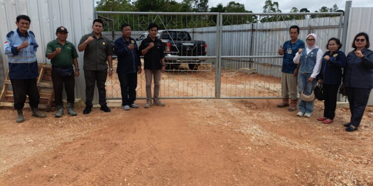 FOTO : DPRD GUMAS/MATA KALTENG - Sejumlah anggota DPRD Kabupaten Gumas berfoto bersama dengan manajemen PT Alam Sutera usai melakukan pertemuan, di Desa Sumur Mas, Kecamatan Tewah, Selasa, 25 Maret 2025.