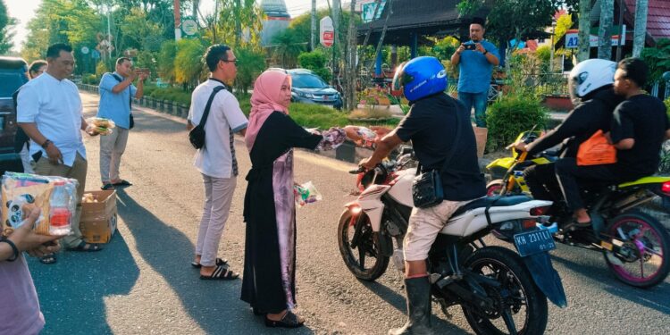 Foto: DIAN/MATA KALTENG - Pembagian takjil gratis oleh PWI Kotim, 26 Maret 2025.
