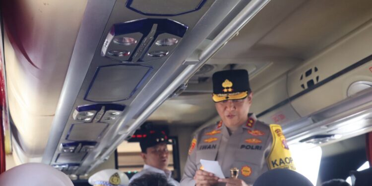 FOTO: MATAKALTENG - Kapolda Kalteng, Irjen Pol Iwan Kurniawan, pada saat berdialog bersama salah seorang pemudik.