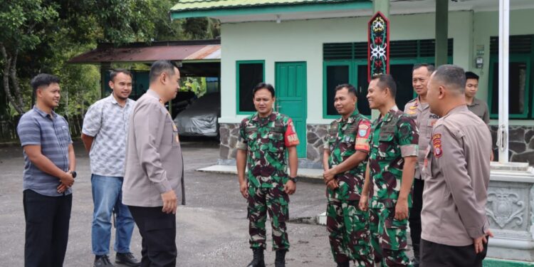 FOTO : HUMAS POLRES GUMAS/MATA KALTENG - Kapolres Gumas AKBP Theodorus Priyo Santosa bersama Wakapolres Kompol Indras Purwoko dan pejabat utama polres berbincang dengan personel Danramil 116-06 Kurun, saat penyerahan parsel ramadan, Selasa, 25 Maret 2026.