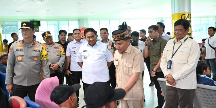 FOTO: IST/MATAKALTENG - Gubernur Kalteng, H Agustiar Sabran, tinjau Posko terpadu angkutan udara lebaran 1446 H di Bandara Tjilik Riwut.