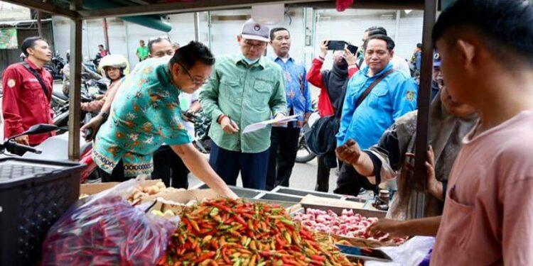 FOTO: IST/MATAKALTENG - Staf Ahli Gubernur Kalteng Bidang Ekonomi, Keuangan dan Pembangunan Yuas Elko bersama Tim TPID Kalteng dan Satgas Ketahanan Pangan melakukan Pemantauan Harga Pangan di pasar besar, Palangka Raya.