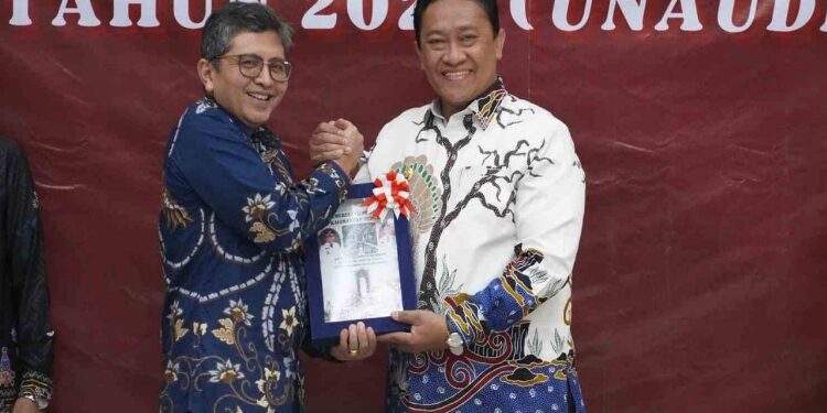 FOTO: IST/MATAKALTENG - Wagub Edy Pratowo Serahkan LKPD Tahun 2024 Unaudited kepada BPK RI Perwakilan Kalteng.
