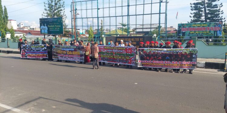 Foto: IST/MATA KALTENG - Ormas di Kotim dan masyarakat berbagi takjil gratis.