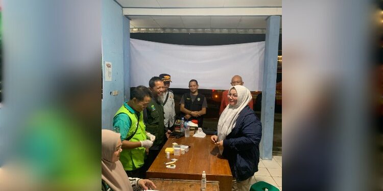 Foto: IST/MATA KALTENG - Wakil Bupati Kotim Irawati saat tinjau keberangkatan penumpang di Terminal Patih Rumbih, 26 Maret 2025.