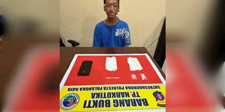 FOTO: MATAKALTENG - Terduga pelaku MF beserta barang bukti pada saat diamankan di Mapolresta Palangka Raya.