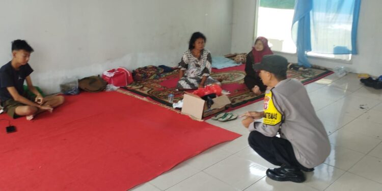 FOTO: MATAKALTENG - Bhabinkamtibmas Kelurahan Kalampangan, Aipda Nasotion, pada saat memberikan motivasi kepada korban banjir, di posko pengungsian.
