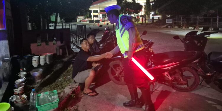 FOTO: MATAKALTENG - Personel Satlantas Polresta Palangka Raya, pada saat menyambangi tongkrongan remaja.