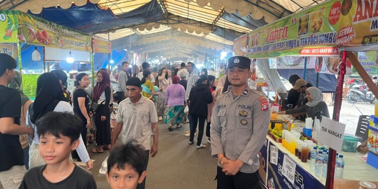 FOTO: MATAKALTENG - Personel Polresta Palangka Raya, pada saat melakukan patroli di pasar Ramadhan Jalan Ais Nasution.
