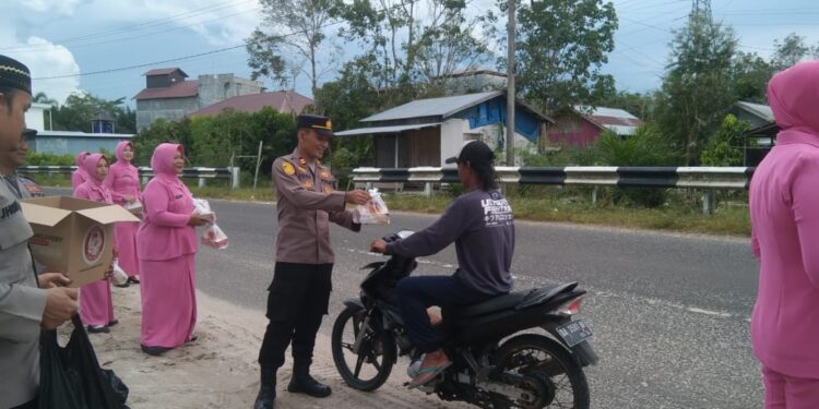 FOTO: MATAKALTENG - Kapolsek Rakumpit, Iptu Joko Susilo, pada saat membagikan takjil kepada warga.