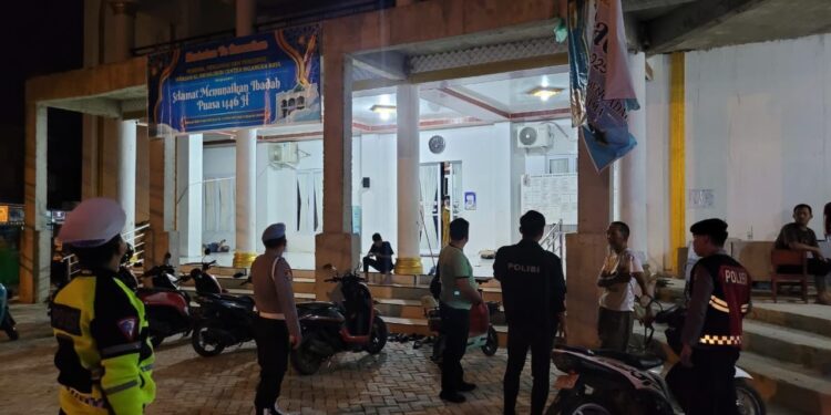 FOTO: MATAKALTENG - Personel Polresta Palangka Raya, pada saat melakukan patroli di objek vital.