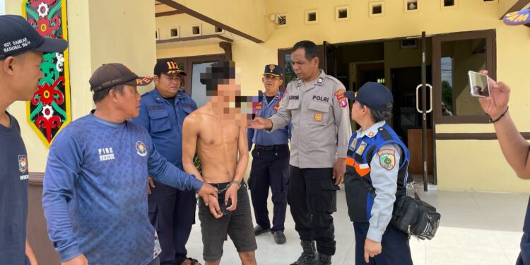 FOTO: MATAKALTENG - Personel Polsek Sabangau bersama Pemerintah Kota Palangka Raya, pada saat berhasil mengamankan ODGJ.