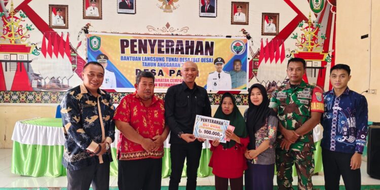 FOTO: IST/MATAKALTENG- Kades Patai (tengah) saat menyalurkan BLT terhadap masyarakat di Kantor Desa Patai. Kamis, 27 Maret 2025.