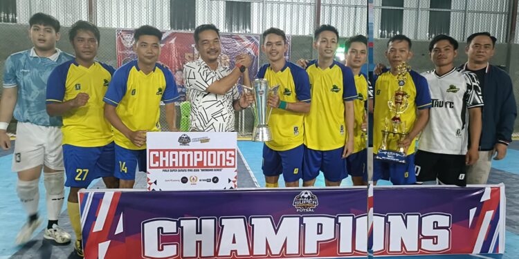 FOTO : KONI GUMAS/MATA KALTENG - Ketua Harian KONI Kabupaten Gumas Hendra Toendan dan Wakil Ketua KONI Hermawan, saat menyerahkan piala bergilir Super Gumas ke tim juara futsal Rantau FC, Rabu, 26 Maret 2025 malam.
