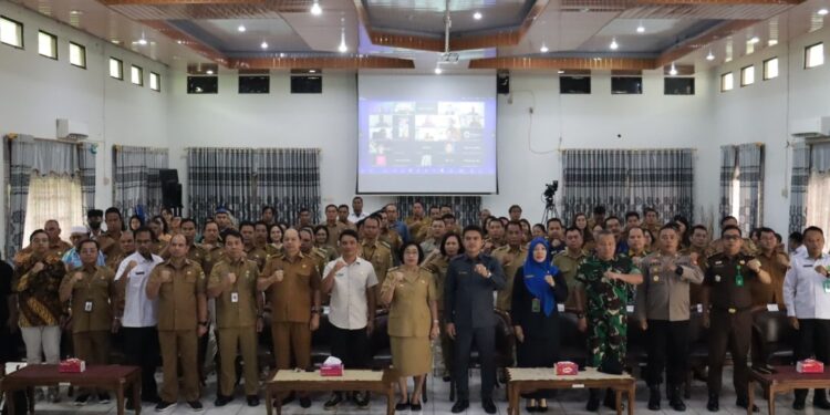 FOTO : DISKOMINFO SANTIK/MATA KALTENG - Wakil Bupati Gumas Efrensia LP Umbing didampingi Ketua DPRD Binartha dan kepala perangkat daerah, berfoto bersama dengan peserta forum konsultasi publik ranwal awal RPJMD tahun 2025-2029 di aula kantor bapperida setempat, Selasa, 25 Maret 2025.