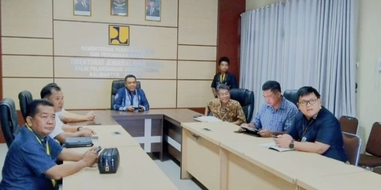 FOTO : DPRD GUMAS/MATA KALTENG - Anggota DPRD Kabupaten Gumas Endra, Evandi dan Selsius Aprianus, ketika melakukan pertemuan dengan Balai Pelaksanaan Jalan Nasional Kalteng pada Kementerian PUPR, pekan lalu.