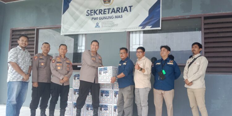 FOTO : HUMAS POLRES GUMAS/MATA KALTENG - Kapolres Gumas AKBP Theodorus Priyo Santosa didampingi Wakapolres Kompol Indras Purwoko, Kabag Ops Kompol Budiono dan Kasat Reskrim AKP Faisal Firman Gani, ketika menyerahkan parsel ramadan kepada Ketua PWI Arham Said didampingi Sekretaris PWI Sepanya dan anggota PWI, di kantor Sekretariat PWI setempat, Rabu, 26 Maret 2025.