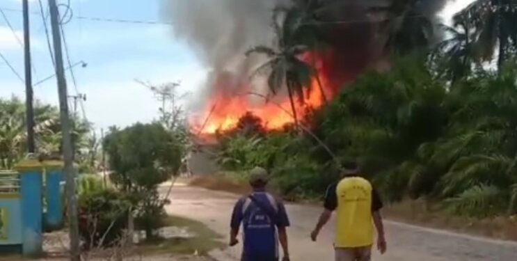 FOTO: IST/MATAKALTENG- Terlihat kobaran api saat melahap rumah warga.