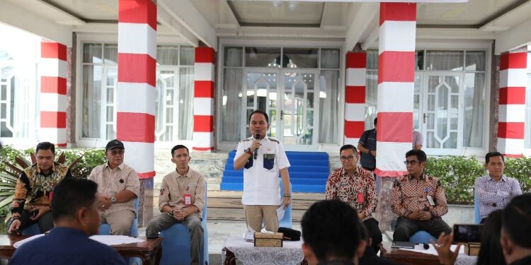 FOTO: IST/MATAKALTENG - Gubernur Kalteng Agustiar Sabran menyampaikan sambutan dalam kegiatan Hasupa Hasundau Bersama Rekan-rekan di Halaman Istana Isen Mulang Palangka Raya, Kamis 27 Maret 2025.