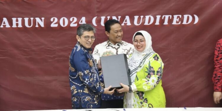 Foto: IST/MATA KALTENG - Wakil Bupati Kotim Irawati saat menyerahkan LKPD tahun 2024 kepada BPK, 27 Maret 2025.