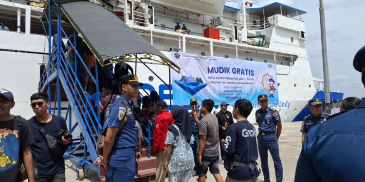 Foto: DIAN/MATA KALTENG - Pemudik gratis di Pelabuhan Sampit, 28 Maret 2025.