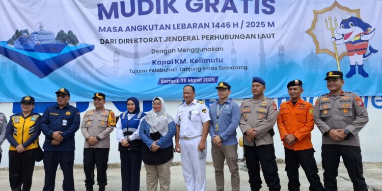 Foto: DIAN/MATA KALTENG - Wakil Bupati Kotim Irawati saat melepas pemudik gratis di Pelabuhan Sampit, 28 Maret 2025.