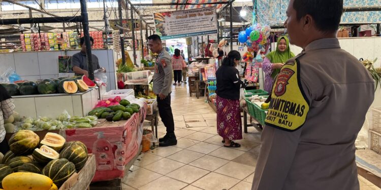 FOTO: MATAKALTENG - Personel Polsek Bukit Batu, pada saat melakukan patroli di pasar rakyat Tangkiling.
