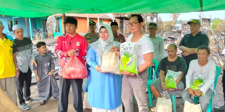 Foto: DIAN/MATA KALTENG - Wakil Bupati Kotim Irawati saat serahkan bantuan untuk korban kebakaran di Samuda, 28 Maret 2025.