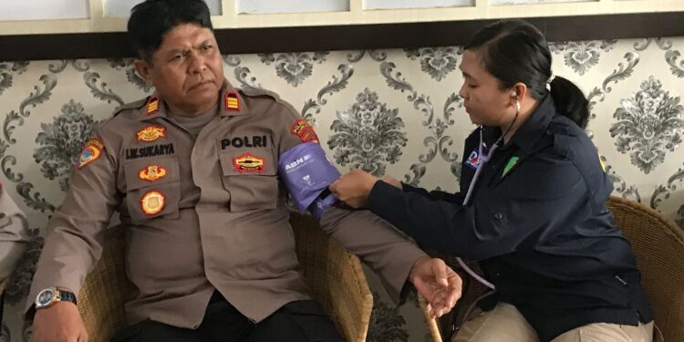 FOTO: MATAKALTENG - Pemeriksaan Kesehatan oleh petugas Dokkes Polresta Palangka Raya.