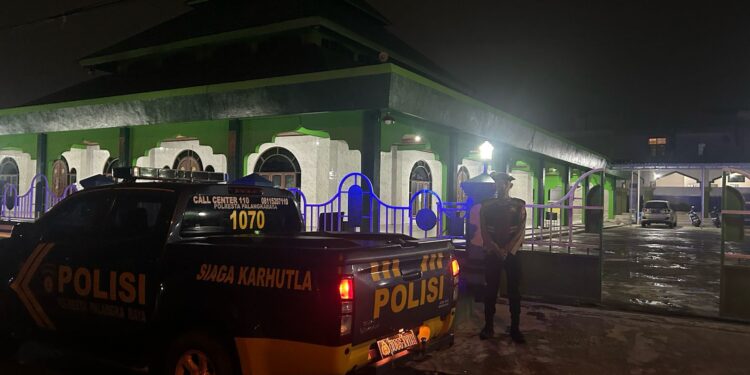 FOTO: MATAKALTENG - Personel Polresta Palangka Raya pada saat melakukan patroli.