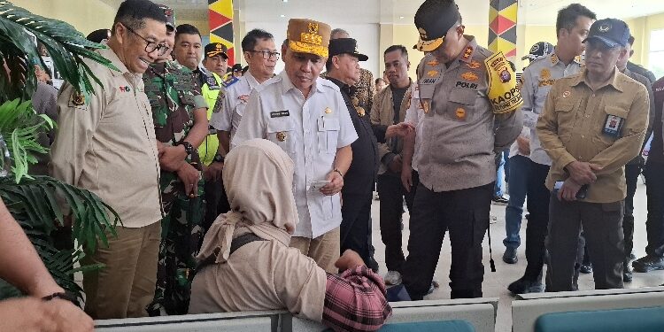 Foto: DIAN/MATA KALTENG - Gubernur Kalteng Agustiar Sabran saat pantau arus mudik di Bandara H Asan Sampit, Sabtu 29 Maret 2025.