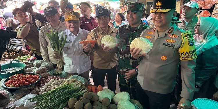 FOTO: IST/MATA KALTENG - Gubernur Kalimantan Tengah Agustiar Sabran saat kunjungi Pasar Keramat Sampit, Sabtu 29 Maret 2025.
