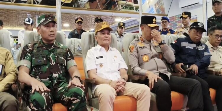 FOTO: DIAN/MATA KALTENG - Gubernur Kalteng Agustiar Sabran (baju putih) saat berada di Kota Sampit, Kabupaten Kotawaringin Timur.