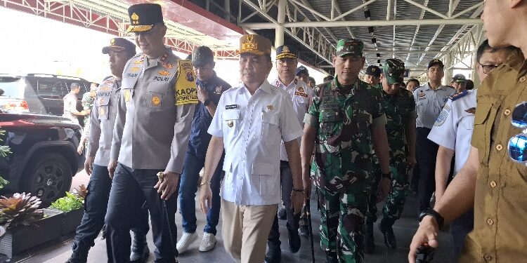 FOTO: DIAN/MATA KALTENG - Gubernur Kalteng Agustiar Sabran saat meninjau arus mudik di bandara H Asan Sampit, Sabtu 29 Maret 2025 kemarin.