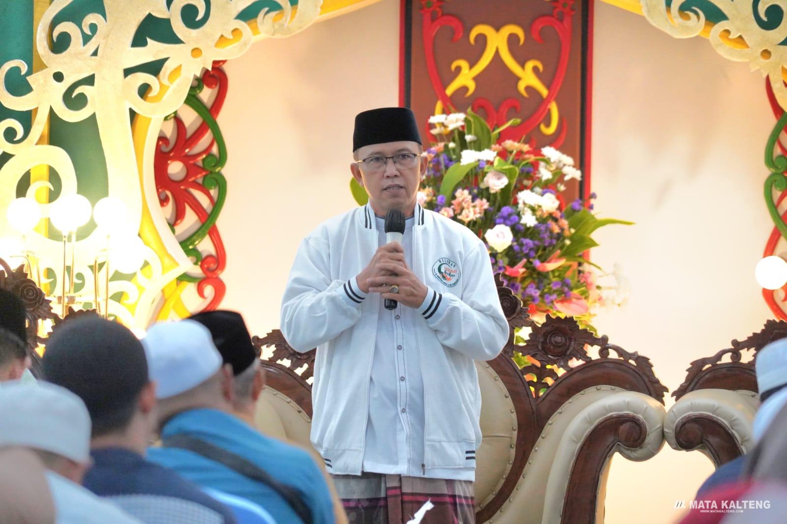 Ketua PWNU Kalteng Serahkan Tali Asih dari Gubernur kepada Tokoh Agama dan Masyarakat
