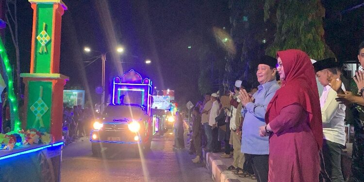 FOTO: DIAN/MATA KALTENG - Pawai takbir keliling menyambut Idulfitri 2025 di Kota Sampit, Minggu 30 Maret 2025 malam.