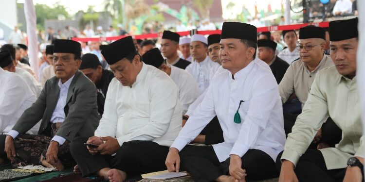 FOTO: IST/MATAKALTENG - Gubernur Kalteng H. Agustiar Sabran saat mengikuti Salat Idulfitri 1446 Hijriah.