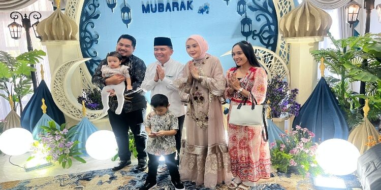 FOTO: IST/MATAKALTENG - Gubernur Kalteng H. Agustiar Sabran saat menerima kunjungan silaturahmi pada Hari Raya Idulfitri 1446 Hijriah.