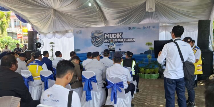 Foto:DIAN/MATA KALTENG - Direktur Keuangan dan Manajemen Risiko PT Pelni Anik Hidayati saat berangkatkan pemudik gratis di Pelabuhan Sampit.