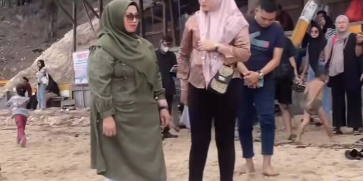 Foto: IST/MATA KALTENG - Wakil Bupati Kotim Irawati bersama Kapolres Kotim saat pantau wisata pantai ujung pandaran.