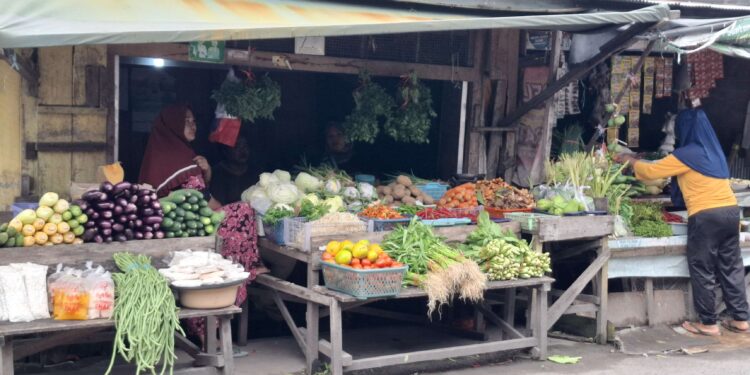 Foto:DIAN/MATA KALTENG - Suasana pedagang di Pasar Keramat Sampit.