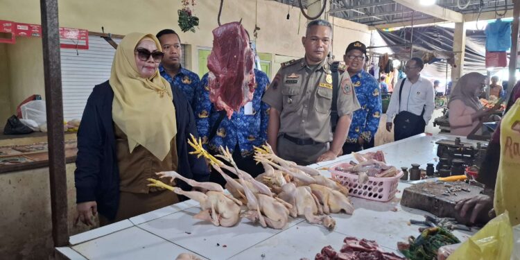 Foto: DIAN/MATA KALTENG - Pemkab Kotim saat pantau pedagang ayam di Pasar Keramat Sampit beberapa waktu lalu.