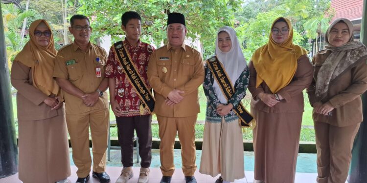 Foto: DIAN/MATA KALTENG - Bupati Kotim bersama Forum Anak Daerah Kotim.