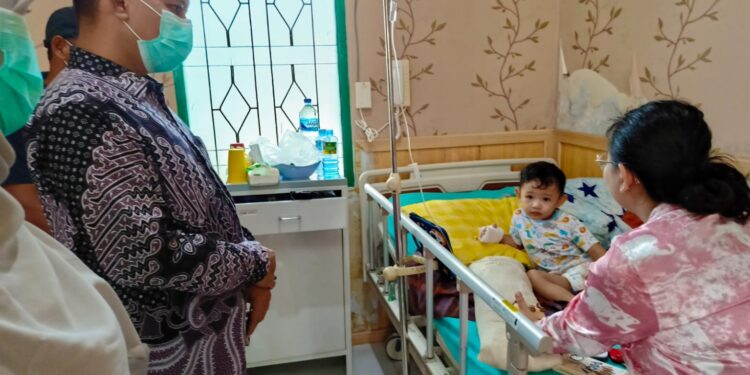 FOTO : MATAKALTENG - Wakil Bupati Katingan didampingi Kepala Dinas Kesehatan meninjau pasien diare di RSUD Mas Amsyar Kasongan
