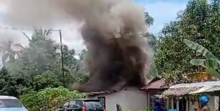 FOTO: IST/MATAKALTENG- Kondisi kebakaran yang terjadi di Desa Parebok, Kecamatan Teluk Sampit. Rabu, 2 April 2025.