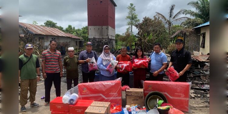 Foto: IST/MATA KALTENG - Wakil Bupati Kotim Irawati saat serahkan bantuan kepada korban kebakaran di Desa Bagendang, Kecamatan Mentaya Hilir Utara.