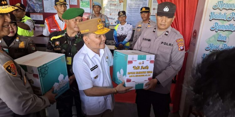 Foto:DIAN/MATA KALTENG - Gubernur Kalteng Agustiar Sabran saat kunjungi petugas pada posko pengamanan arus mudik di Bandara H Asan Sampit.